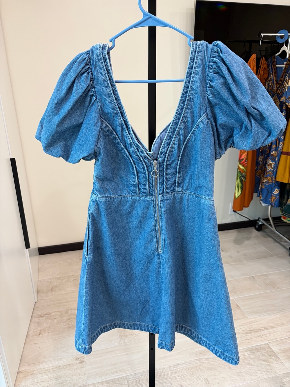 Farm Rio: DENIM LOOP MINİ DRESS - Picture 8 of 12